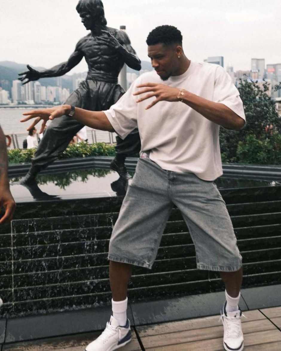 字母哥飛抵中國香港模仿李小龍！庫茲馬回應：如今人人都想成為文班